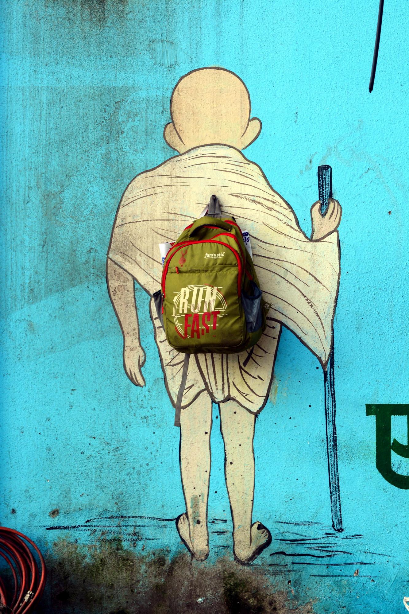 GANDHIJI’S INDIA: A hanging haversack adorns a Mahatma Gandhi wall painting under the Andheri flyover on Thursday, October 1, 2020. The country celebrates the birth anniversary of the father of the nation on October 2. He was born in Porbandar in 1869.
Pic/Rane Ashish